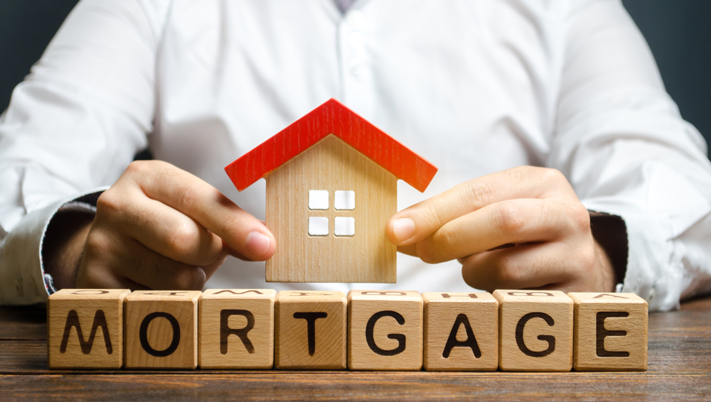 Mortgage calculator displaying input fields and results.