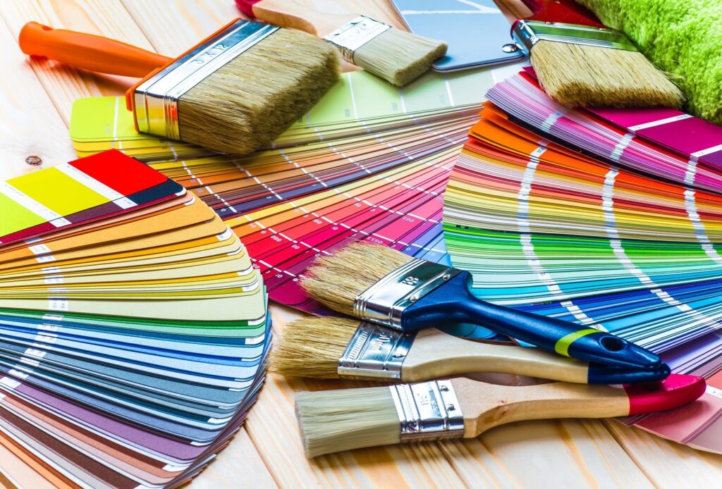 a pile of paint brushes and paintbrushs